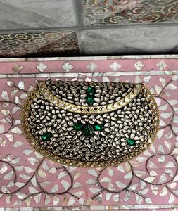 Elegante bolso de mano con adornos kundan y detalles intrincados, perfecto para bodas, fiestas y eventos festivos. - Product Image 5