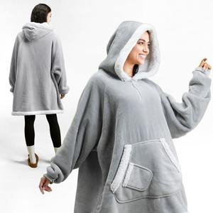 Couverture-cagoule personnalisable en polaire Sherpa pour adulte, avec poches, idéale pour femme, pour regarder la télévision, coupe oversize, à porter comme un sweat à capuche. - Product Image 4