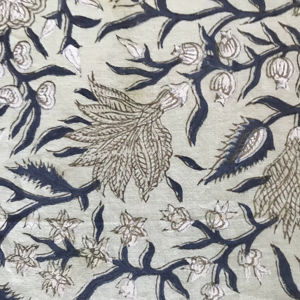 ผ้าฝ้ายพิมพ์ลายด้วยมือ – พื้นสีขาว พิมพ์ลายดอกไม้สีครามและสีน้ำตาล ลายจาล พิมพ์ลายดอกไม้แบบดั้งเดิมของอินเดีย - Product Image 1