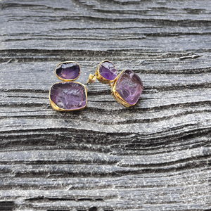 Boucles d'oreilles pendantes géométriques en améthyste violette, laiton plaqué or 18 carats, serti clos, fermeture à bouton-poussoir, pierre brute, style ethnique unique et affirmé - Product Image 4