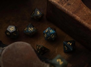 Juego de dados de resina negra con números arcoíris, formas irregulares pintadas a mano artísticas para coleccionismo artístico - Product Image 5