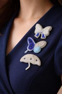 Collection exclusive et unique de broches en forme ovale, brodées à la main, avec des fils de bullion Kasab et des perles, motif chat. - Product Image 3