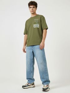 เสื้อยืดแขนสั้นผู้ชายลายดอกเดซี่ สีเขียวมะกอก ทรงปกติ สไตล์ลำลอง พิมพ์ลายดอกไม้ ผ้าคอตตอนเจอร์ซีย์ คอกลม - Product Image 4