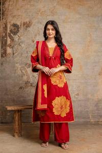 Ensemble de costume de luxe en coton rouge rubis brodé avec appliqué floral moutarde éclatant, pantalon assorti et dupatta doux - Product Image 4