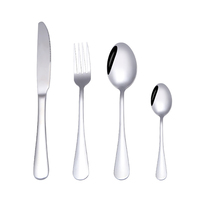 Collection de couverts de table classiques en acier inoxydable, cuillères, fourchettes, couteaux pour la salle à manger, la cuisine, les événements, la restauration et les familles