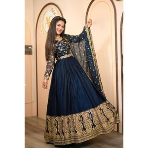 ROBE DE TRAVAIL SEQUENCE BRODERIE EN SOIE AVEC DUPATTA BLEU MARINE - Product Image 3