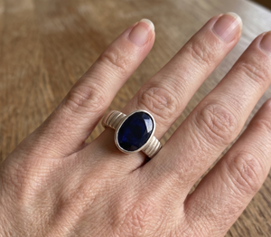 Bague de mariage et de fête tendance en argent sterling 925 fait main avec saphir bleu naturel serti clos et forme géométrique - Product Image 5