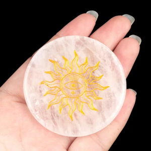 Plaque de Recharge Ronde en Sélénite Blanche Naturelle avec Design Gravé Pentagramme Triple Lune Dorée, Disque de Purification en Cristal - Product Image 3