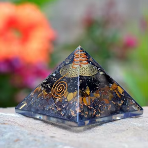 Pyramide en Orgonite avec Obsidienne Noire, Œil de Tigre, Hématite et Fil de Cuivre – Décoration d'Intérieur - Product Image 3