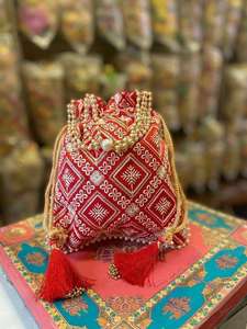 Sac à main miniature traditionnel indien fait main pour femme, pochette Potli élégante pour mariages, Diwali, un cadeau tendance, design personnalisé - Product Image 2
