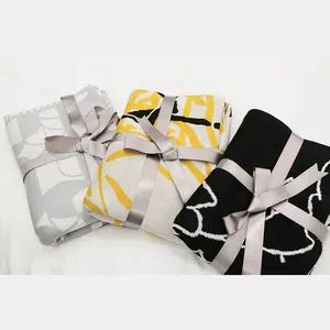 Lussuosa coperta in maglia di bambù in bianco e nero elegante leggero riscaldato personalizzato, elastico letto di peluche inverno neonato
