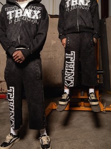 Conjunto de chándal de felpa negra con estampado de grafiti personalizado de último diseño, sudadera con capucha y pantalones de chándal de felpa gruesa de dos piezas - Product Image 4