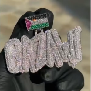 จี้เพชรโมอิสซาไนต์แบบกำหนดเอง จี้ตัวอักษรโมอิสซาไนต์ VVS เงินแท้ 925 ชุบทอง เครื่องประดับฮิปฮอป - Product Image 1