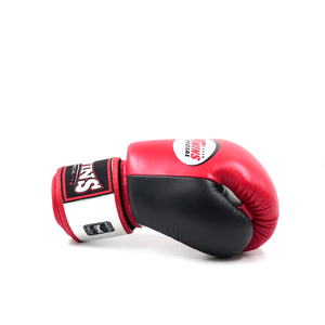 ถุงมือชกมวยคู่แฝด รุ่นพรีเมียม สีแดงและดำ สายรัดปรับได้ โลโก้สั่งทำได้ หนังแท้ สำหรับฝึกซ้อมและแข่งขัน - Product Image 3