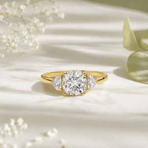 Meilleure bague trio taille coussin avec solitaire taille cœur en diamant de laboratoire Or 14K Vente en gros OEM Fabricant et fournisseur de bijoux fins - Product Image 1