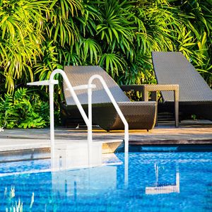 Échelle de piscine en PE blanc 85x68x198cm, design escalier - Product Image 3