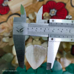Púa de guitarra hecha a mano de cuerno natural, púa de cuerno de buey premium para músicos a precio económico. - Product Image 2