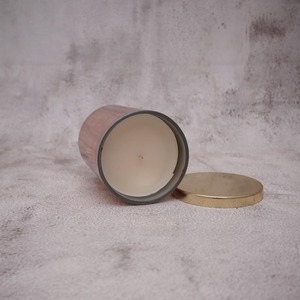 Bougie en verre au design élégant, finition cuivre luxueuse, avec couvercle en métal plaqué or, bougie en cire de soja parfumée, options de personnalisation offertes. - Product Image 2
