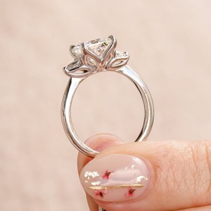 Anillo de Moissanita Clásico Chapado en Plata y Oro, Certificado IGI, Corte Cojín, Cuatro Garras, Anillo de Compromiso y Boda - Product Image 2