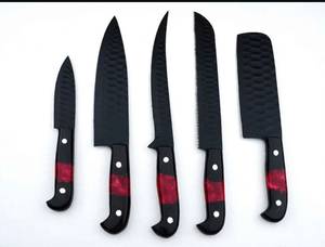 Juego de 5 utensilios de cocina para exteriores hechos a mano con acero al carbono, mango de madera oscura y resina de rubí. - Product Image 2