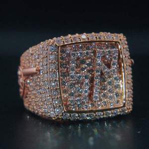 Bague de luxe hip-hop plaquée rhodium avec moissanite VVS ronde, sertie de lettres, pour fiançailles, mariage ou anniversaire - Product Image 4