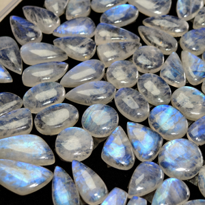 Lot de pierres précieuses mélangées en agate blanche naturelle et pierre de lune arc-en-ciel, formes variées, pour la fabrication de bijoux, 16x16x4mm 31x14x4mm (environ), 19 carats - Product Image 4