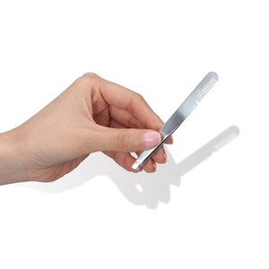 El Par Perfecto: Herramienta de Aseo de Cejas de Doble Acción de Acero Inoxidable (Peine + Pinza) con Punta Puntiaguda y Diseño de Lujo Hecho a Mano - Product Image 2
