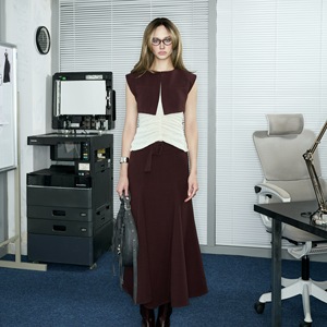 Nouvelle jupe midi plissée unie en sergé pour femme 2026, style bureau, bordeaux, fabrication vietnamienne - Product Image 2