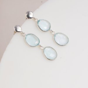 Pendientes colgantes minimalistas con topacio azul natural en forma de gota, engastados en plata 925, para mujer, uso diario, hechos a mano, delicados, para regalo. - Product Image 1