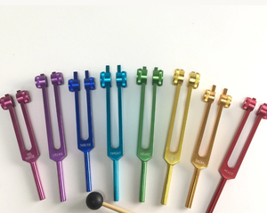 Ensemble de 7 diapasons chakra avec marteau et pochette en velours |   Thérapie sonore par diapasons, guérison énergétique. - Product Image 6
