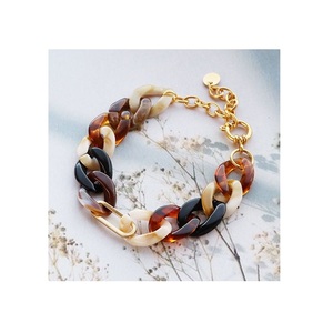Bracelet en résine fait main haut de gamme très demandé avec motifs modernes élégants, bijoux de mode pour femmes dans le monde entier - Product Image 1
