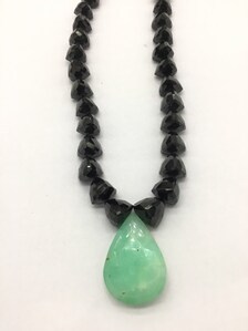 Collier en pierres précieuses de 425 carats en chrysoprase naturelle et fusion de spinel noir pour la fabrication de bijoux fins - Product Image 1