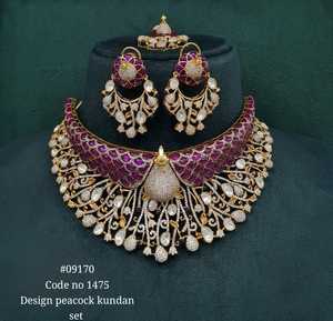 Juego de Joyería Nupcial Clásico Peacock Kundan 09170 con Perlas, Collar, Aretes y Tikka en Color Dorado, con Piedras Rojas y Rosas, Accesorios de Moda - Product Image 2