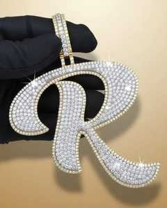 จี้ตัวอักษร R ประดับเพชรหรูหรา เงินแท้ 925 ชุบทอง 18K ประดับมอสซาไนต์ทรงกลมเจียระไนแบบเหลี่ยมเพชรพลอย เครื่องประดับฮิปฮอปสำหรับทุกเพศ - Product Image 3