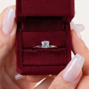 Bague de fiançailles solitaire minimaliste en or 18K/14K/10K avec diamant de laboratoire de luxe taille princesse VVS Diam 1.00Ct certifié IGI - Product Image 3