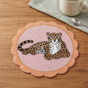 Salvamantel Redondo Hecho a Mano con Cuentas de Vidrio y Diseño de Leopardo, Decorativo para Mesa de Comedor - Product Image 1