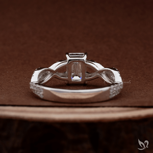 แหวนเพชรแล็บทรงเอเมอรัลด์ 1 กะรัต รับรองโดย IGI พร้อมวงแหวนแบบไขว้ประดับเพชร 10K ทองคำขาว - Product Image 3