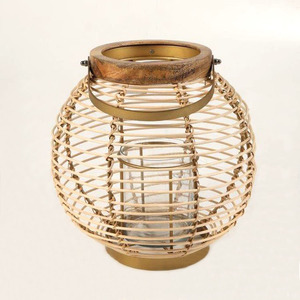 Encantadora Lámpara Redonda de Ratán Tejido con Borde de Madera, Copa de Vidrio Transparente y Asa de Metal para un Toque Bohemio en el Hogar - Product Image 2