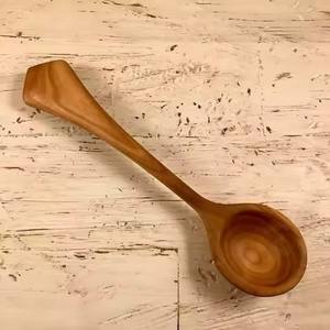 Cuillère de service en bois au design moderne pour la cuisine et le service à la maison - Product Image 5
