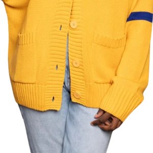 Cardigan Jaune Sigma Gamma Rho pour Femme, Manches à Rayures Bleues, Boutons, Style Premium, Pull de Sororité Grecque - Product Image 6
