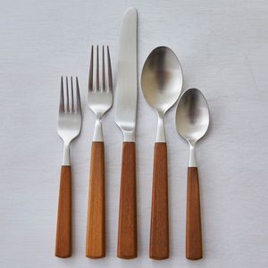 Couverts en acier inoxydable faits à la main avec manche ergonomique en bois, ensemble fourchette cuillère couteau pour une table élégante - Product Image 1