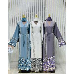 Abaya Moderna con Adornos Florales y Cinturón de Borlas, Tela Ligera, Ideal para Uso Casual y Festivo, Disponible para la Venta - Product Image 5