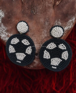 ต่างหูรูปทรงลูกฟุตบอลปักลายดอกไม้ประดับลูกปัดสีดำขาว สไตล์เทรนดี้สำหรับผู้หญิง ของขวัญสุดเก๋ - Product Image 1