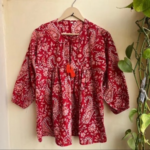 เสื้อทูนิคคอวี แขนยาว ลายดอกไม้ พิมพ์ลายด้วยมือบนผ้าฝ้าย สไตล์โบฮีเมียนฮิปปี้ ขายดีประจำปี 2026 ราคาโรงงาน - Product Image 1