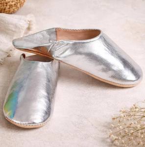 Pantoufles marocaines en cuir argenté faites à la main |   Babouches plates métalliques - Product Image 1