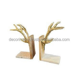 Une paire de sculptures décoratives de tête de cerf en laiton, probablement destinées à servir de pièces maîtresses ou serre-livres Made Form Brass - Product Image 6