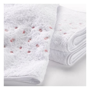 Authentique Rose Rouge Couleur Solide Floral Brodé Haute Qualité Hôtel Spa Turc 100% Coton Biologique Certifié GOTS Serviettes de Bain - Product Image 3