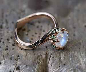 Anillo de Compromiso de Piedra Lunar Natural de Lujo con Acentos de Gemas Verdes y Negras de Corte Redondo, Joyería de Oro Sólido de 14K - Product Image 3