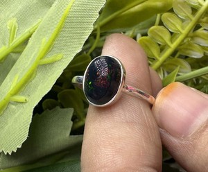 แหวนเงินแท้ 925 ประดับโอปอลไฟเอธิโอเปียสีดำธรรมชาติ ทำมือ แหวนหมั้นสำหรับเธอ - Product Image 3