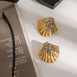 Boucles d'oreilles audacieuses en acier inoxydable plaqué or avec coquillages pour femmes – Vente en gros - Product Image 4